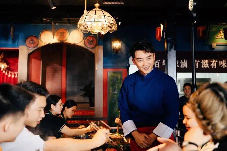 明星火锅店负面新闻频发，郑恺火锅店火凤祥遭拉横幅维权