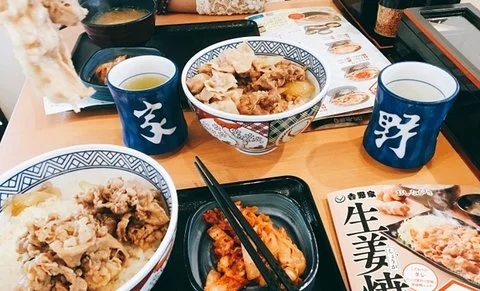 吉野家被指使用过期食材，旧油添加新油继续使用