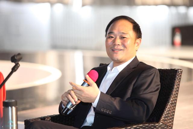 李书福卸任，周建群“接棒”，吉利新能源商用车集团董事长换人