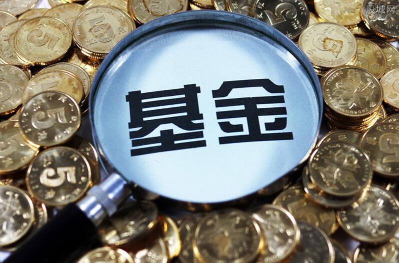 2022崔宸龙跌落“神坛”，华泰柏瑞有经理闷声冲榜，靠银地保上位