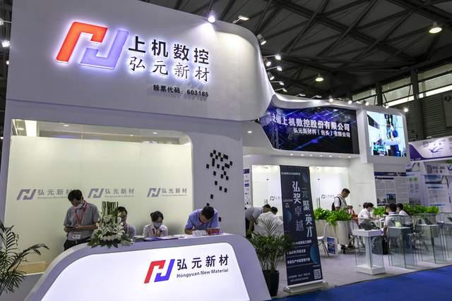 三個月股價腰斬,300億明星基金經理浮虧1.6億,光伏設備龍頭慘了!