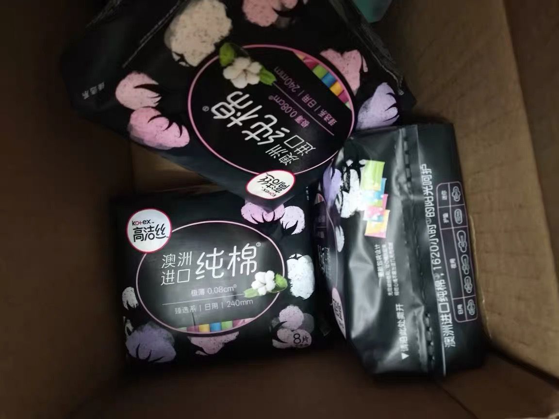 男子將衛生巾當抹布用，廣告翻車！網友喊話高潔絲：好好把控內