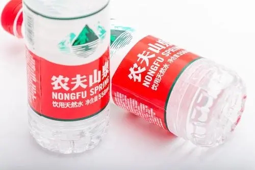 “水王”農(nóng)夫山泉開年股價暴跌，賣水迎來新對手，去年曾陷營銷風(fēng)波