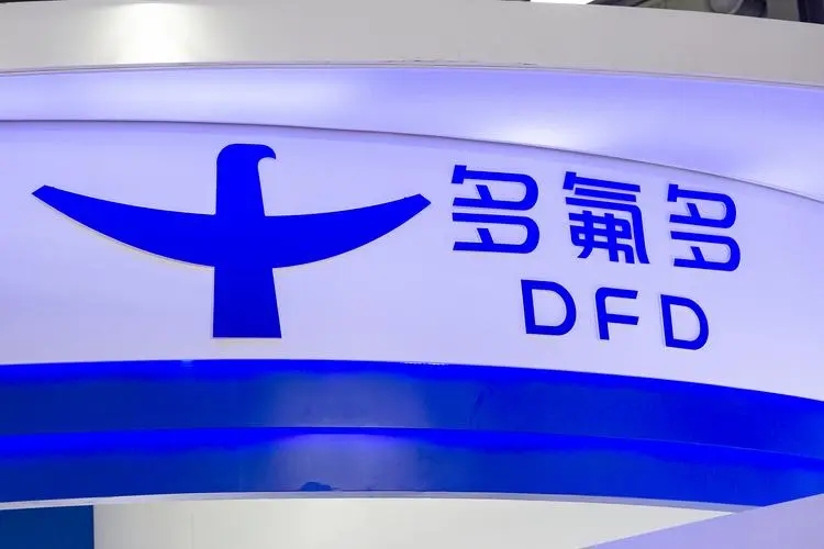 六氟磷酸锂龙头业绩预喜，股价近两个多月却跌逾四成