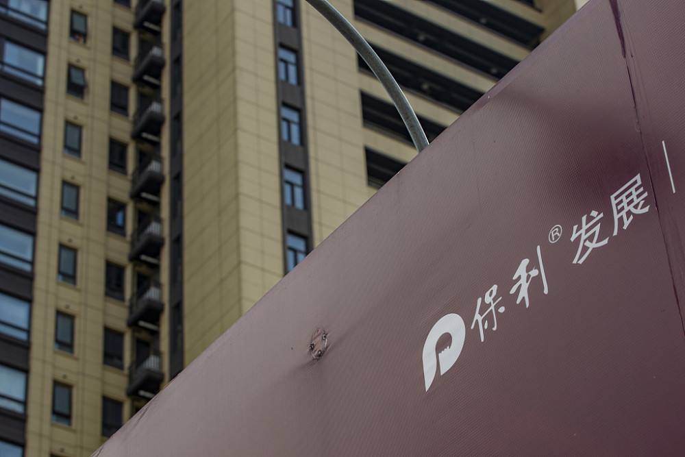 万科董事长喊“黑铁时代”后，股价一路走跌，央企保利却半年翻倍