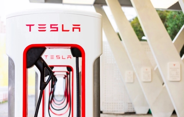 特斯拉“天價”384元/時！超時占用費再引熱議，百萬粉絲大V直呼被嚇到