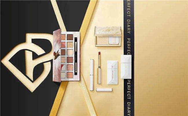 完美日记首现收入下滑，市值暴跌近40%