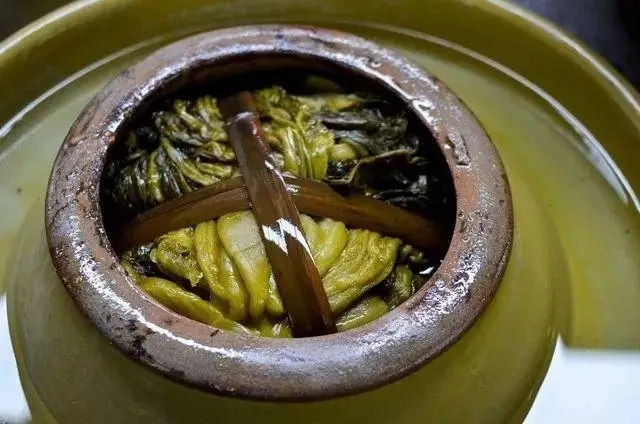 因代言相关食品遭声讨，315晚会炮轰黑心老坛酸菜后，汪涵躺枪！