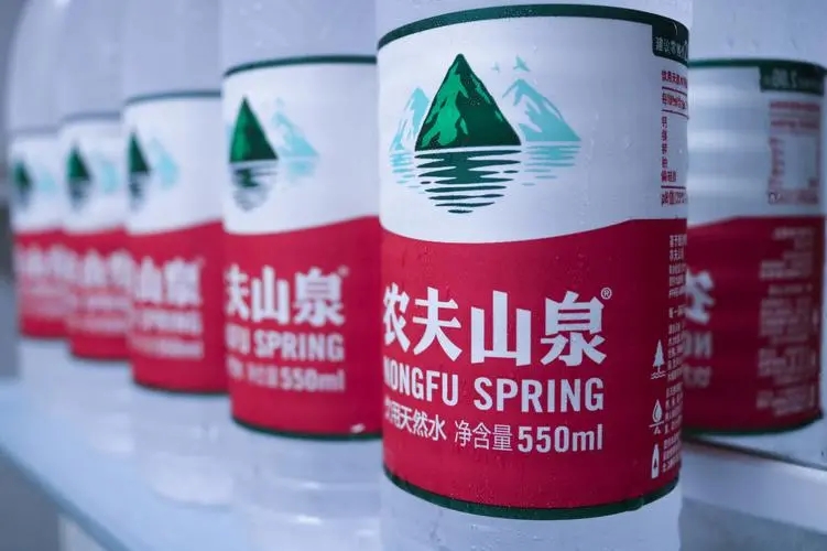 农夫山泉：年净利增长35.7%至71.62亿元，饮用水产品营收占比近六成