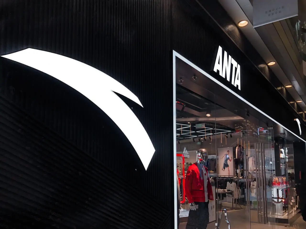 成为全球第二大运动品牌之后，安踏还要做什么？