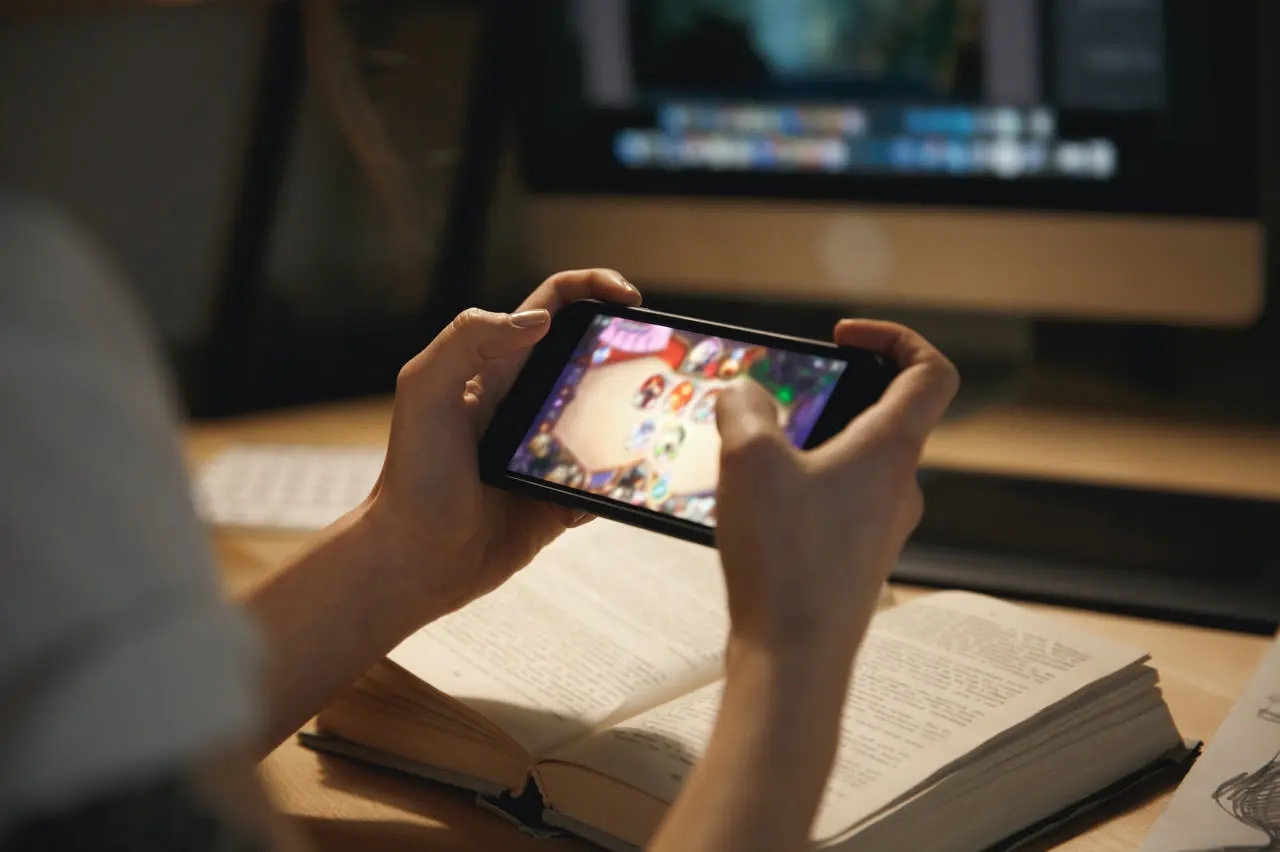 时隔8月国产游戏版号重启核发，游戏板块拉升，游族网络等涨停