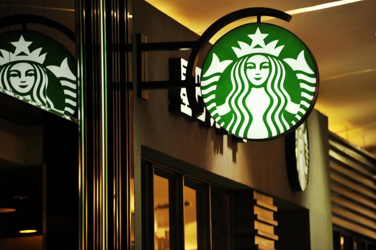 星巴克被曝喝出咖啡机零件，其公司曾多次被约谈