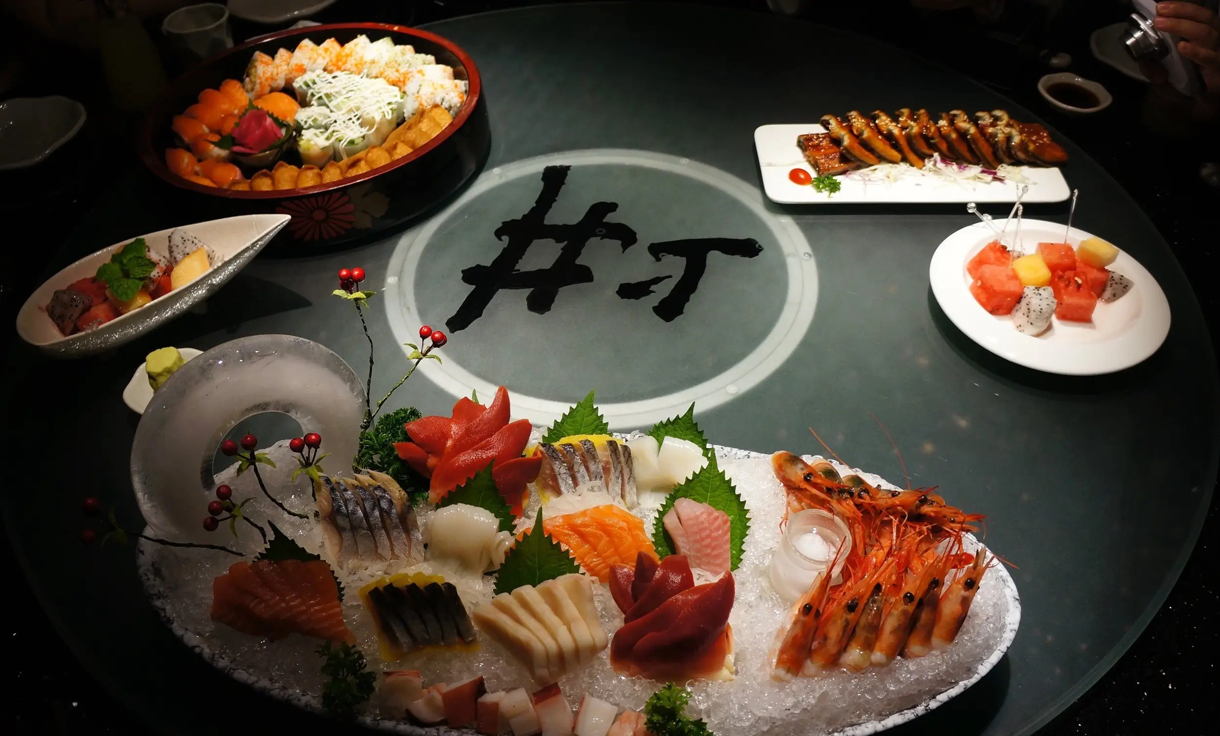 22岁日料店上井冲刺港交所，年营收3.6亿、人均消费282.7元