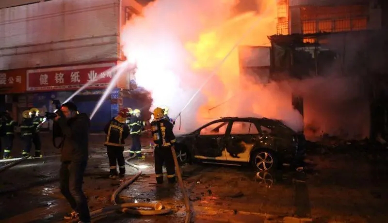 内蒙古通辽一鞭炮仓库起火1人遇难，涉事公司烟花爆竹长期零售许可已过期两年