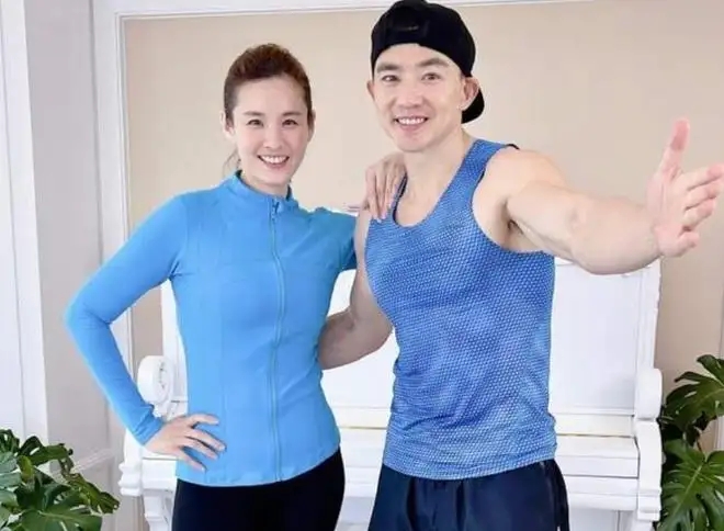 50岁“健身顶流”刘畊宏破圈，直播人数创年纪录