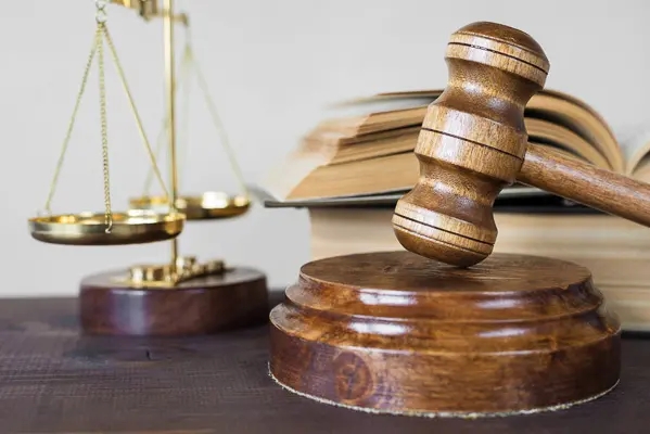 涉嫌行贿罪外逃多年后，深圳一货运代理公司原法人投案自首