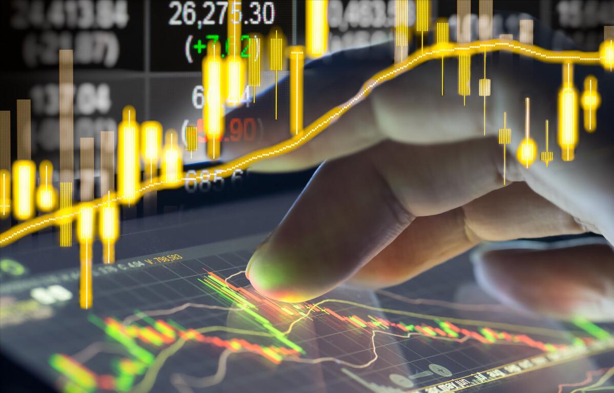 万家基金黄兴亮旗下基金遭遇腰斩，基民质疑持仓连续“踩坑”