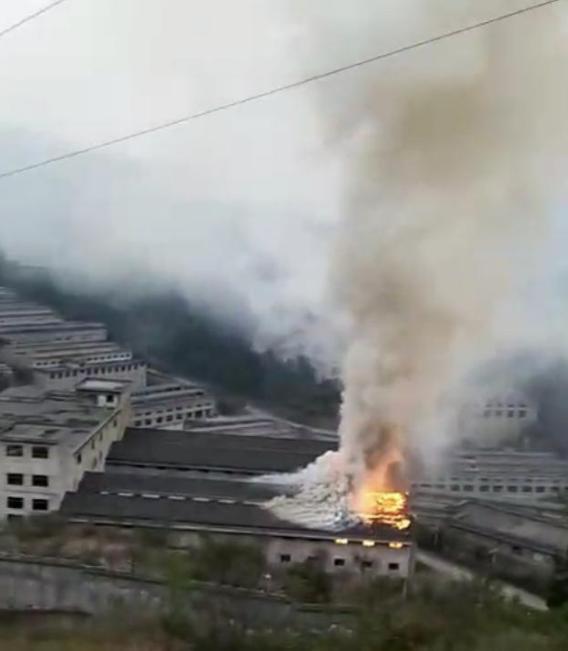 贵州茅台镇酒厂起火，百吨酱酒泄露，居民：河内可闻到白酒味