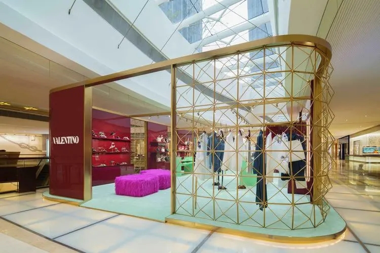 华伦天奴被曝裙子溅两滴清水不予退换，公司已经营异常近一年