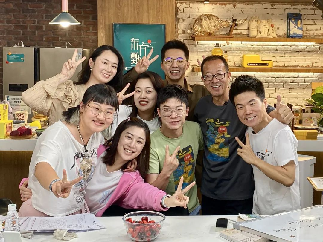 俞敏洪：东方甄选一直遭质疑，直播在线人数超六十万或是一时热闹