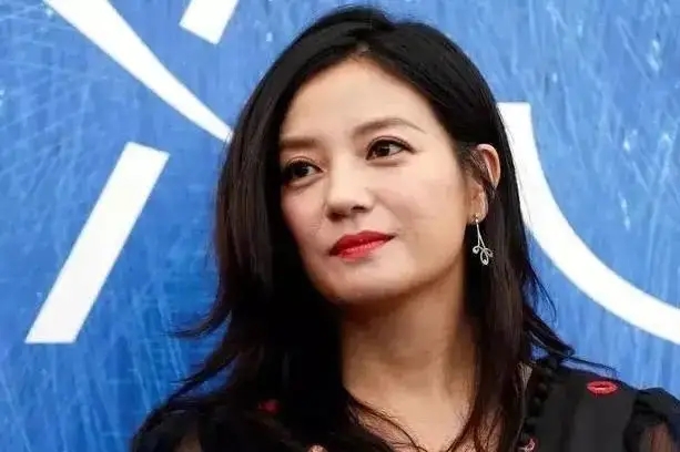 欠款一百余万，赵薇持股公司被限制消费