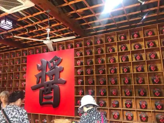 厂家回应门店张贴上海人禁止入内告示，前者曾生产经营禁止食品被罚