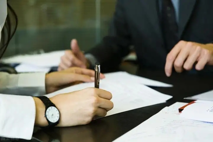 7000亿资管巨头，打响上市后杠杆收购第一枪