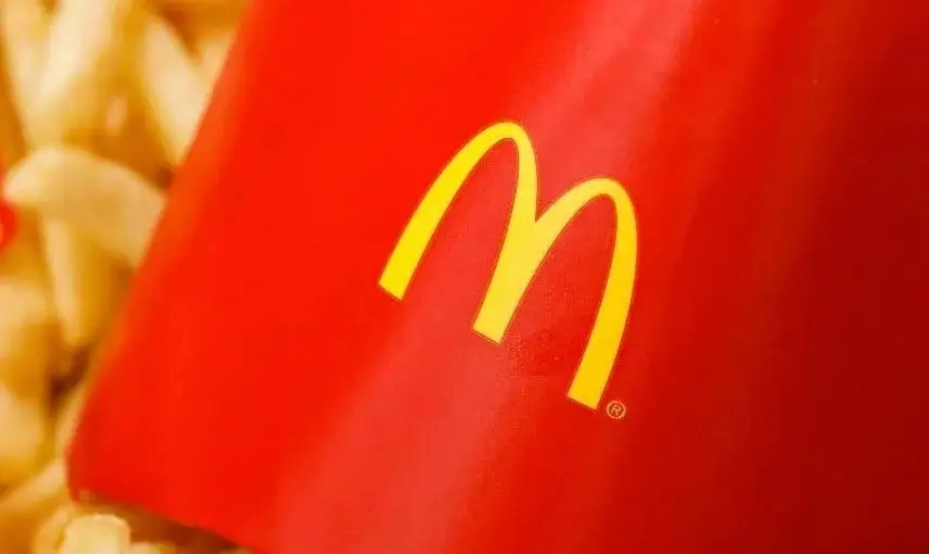 捡起落地面包放回?麦当劳道歉,行为不符合规范,涉事餐厅已停业?