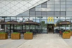 麦当劳员工捡起面包放回后,广州市场监管出手了,涉事餐厅被立案