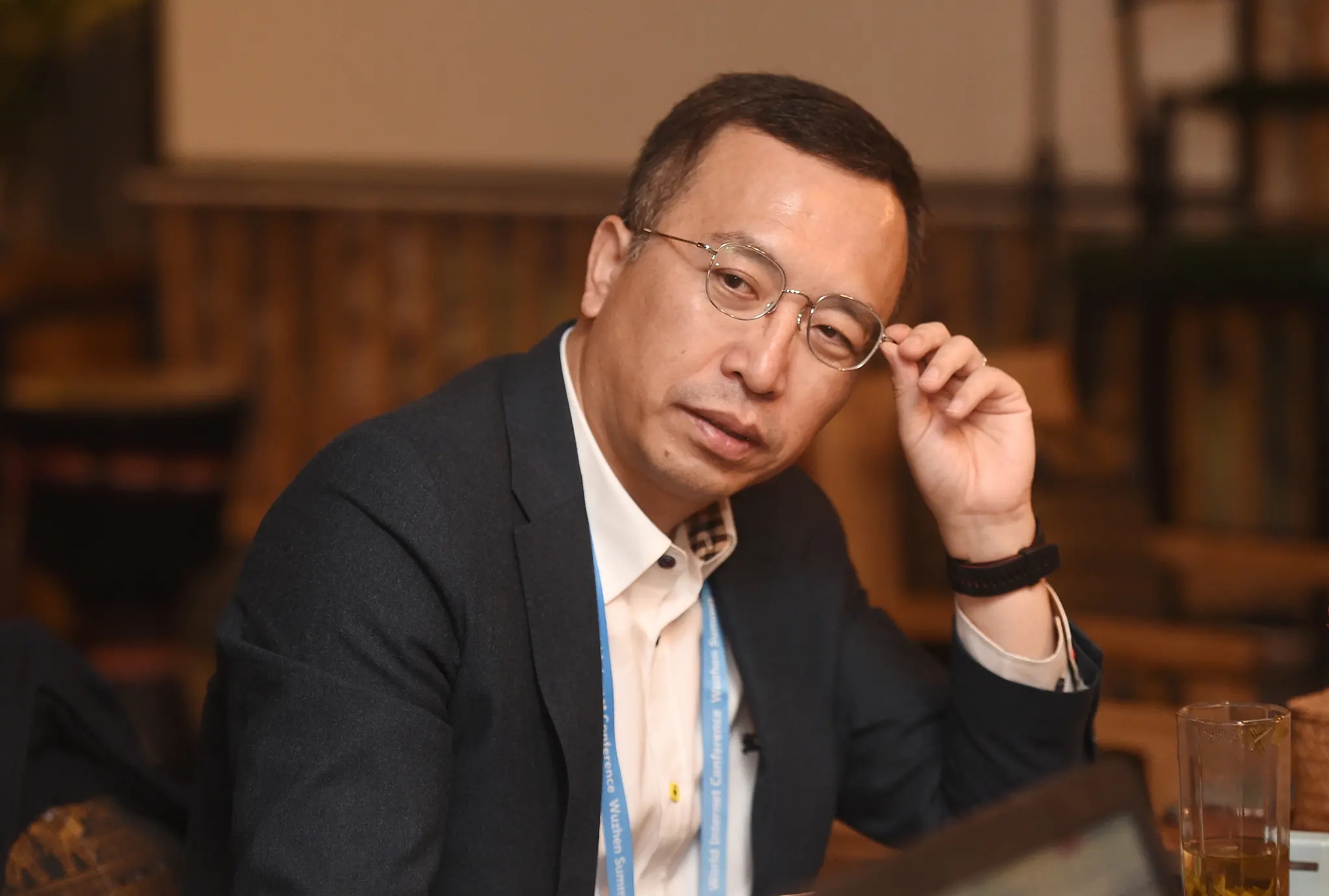 雷军发91条动态宣传与徕卡合作，荣耀赵明则称手机联名影像是噱头