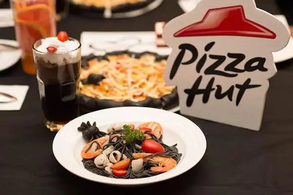 被曝使用过期食材后,必胜客3家门店再因食品安全问题被点名