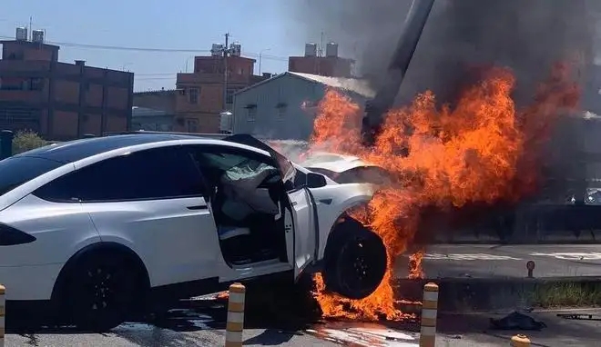 林志颖开特斯拉遇车祸!客服回应:不清楚起火原因,无特别易燃材质