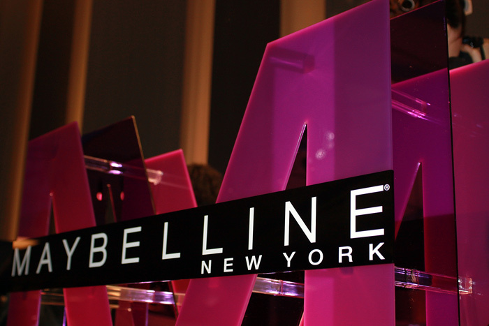 美宝莲回应战略性撤柜,背靠欧莱雅,105岁老牌彩妆难抵线上冲击