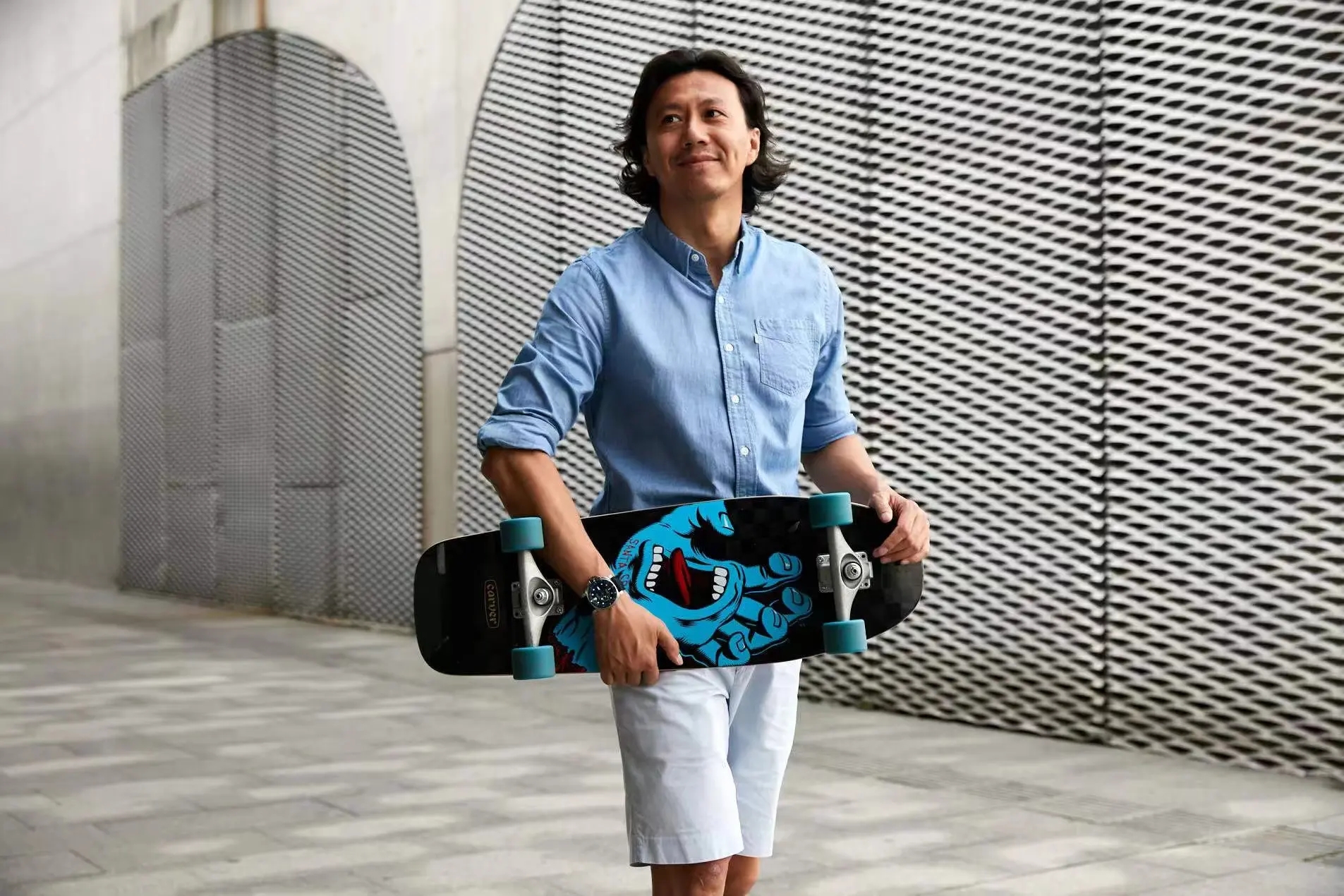 陆冲爆火背后：入门就砸4000元，“奔四”的人也追捧