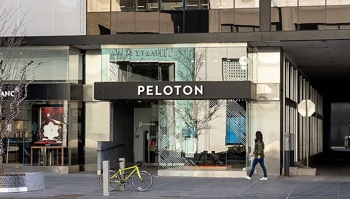 上市2年跌破开盘价，全球最大互动健身平台Peloton宣布裁员780人，并关店提价