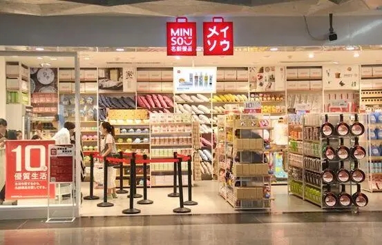 名创优品单季营收微降,市值已缩水八成多,海外营收占三成