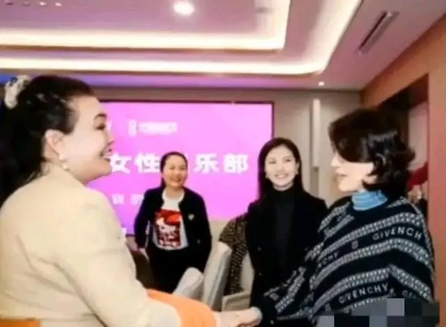 “铁娘子”董明珠、张兰同框，格力+麻六记能擦出什么火花？