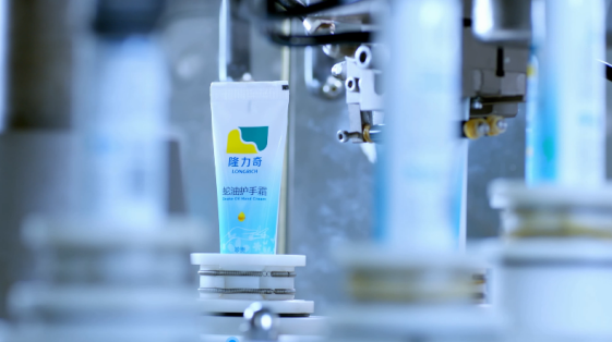 隆力奇老板：从捕蛇者到“蛇王”，曾花10万请哈佛教授