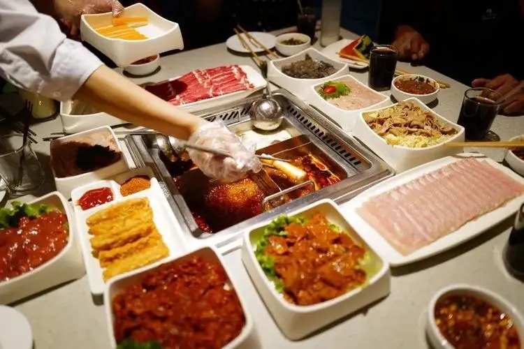 海底捞禁止自带菜，6年半开店上千家，挑战不断