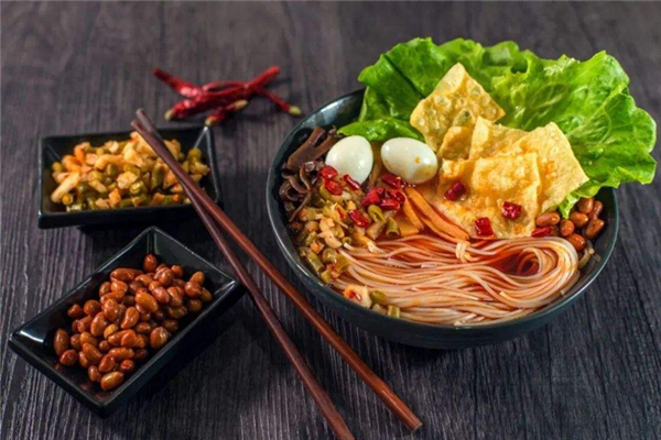 好欢螺蹭热度翻车，被指贬损女性，曾因触电事故致重伤被罚7万