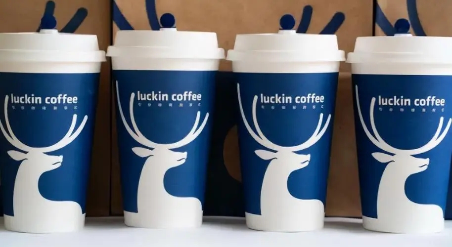 一杯咖啡半杯冰，瑞幸上热搜！