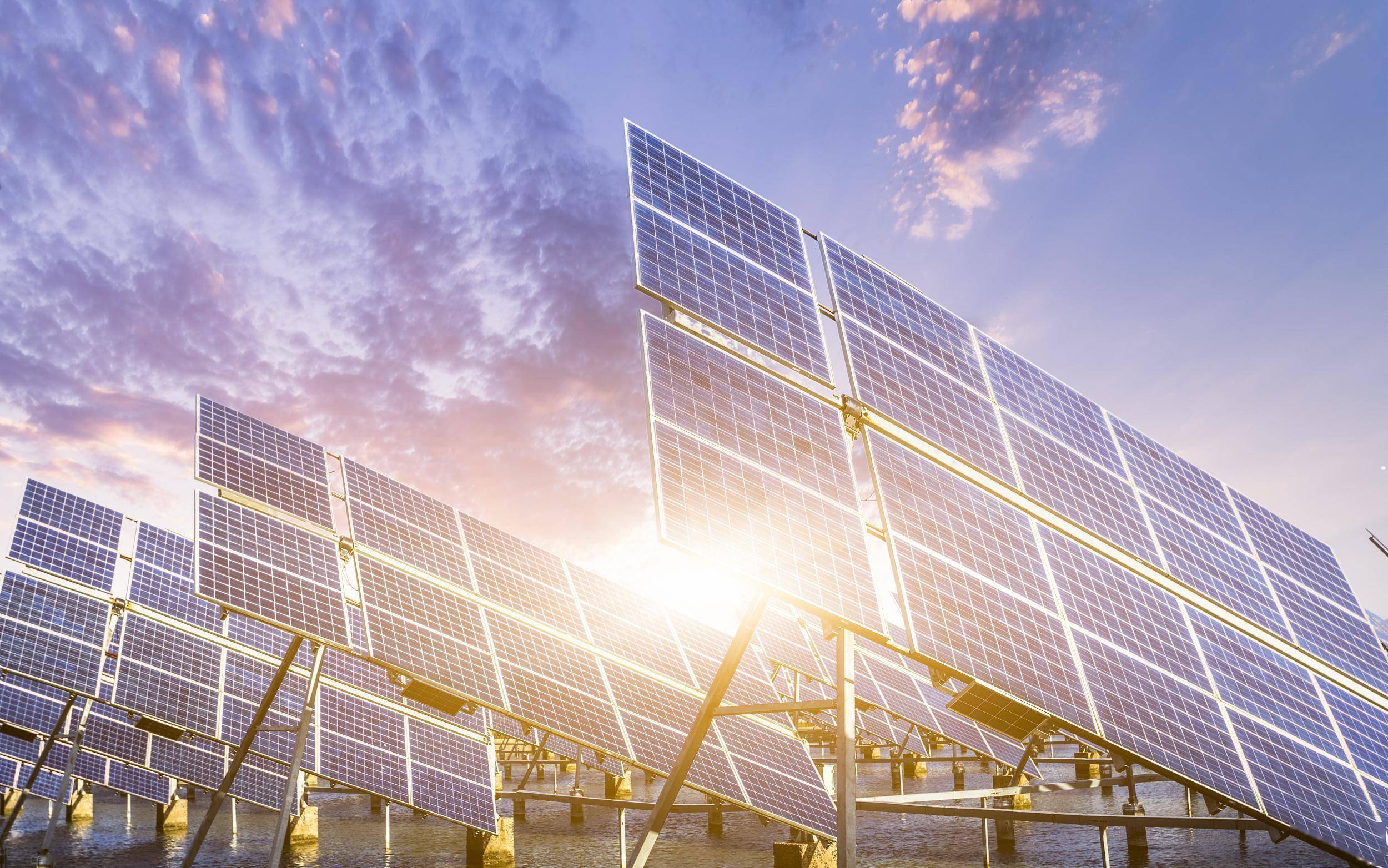 一天跌上千亿！光伏板块遭重击，行业巨头跌停，大V建议“稳住”