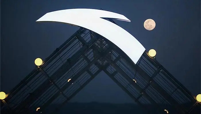 安踏“赢了”耐克一把