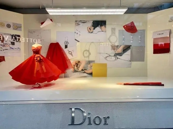 迪奥涉嫌歧视上热搜！母公司老板是全球首富