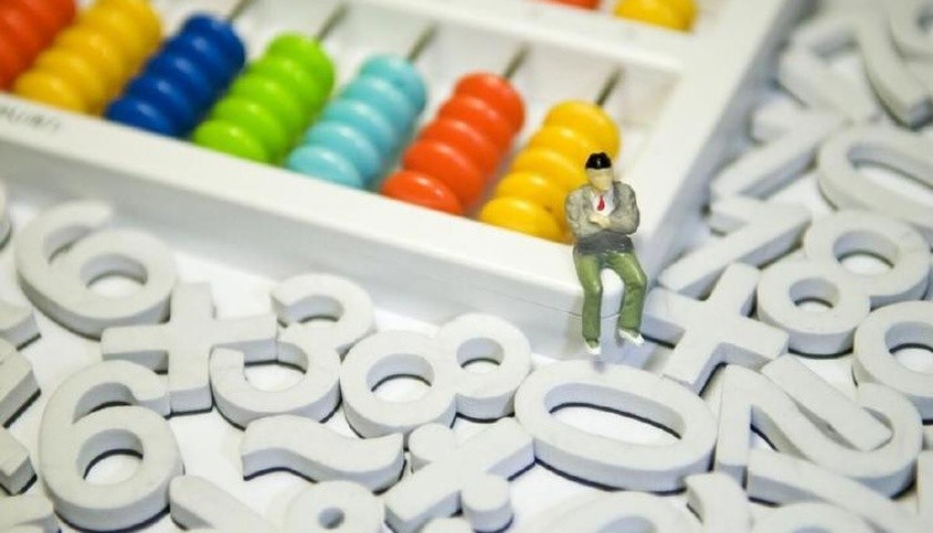 招商基金“顶流”侯昊在管产品亏54%，王景被质疑高位“接盘”