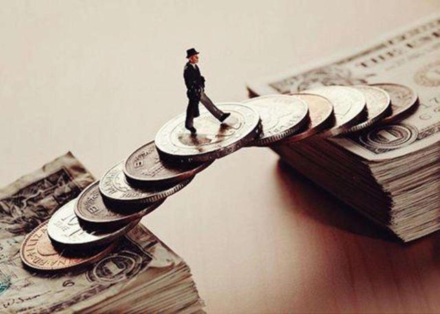 富国基金“蒙眼”发新引质疑，老将王保合一拖12，百亿新手田希蒙旗下产品跌超35%