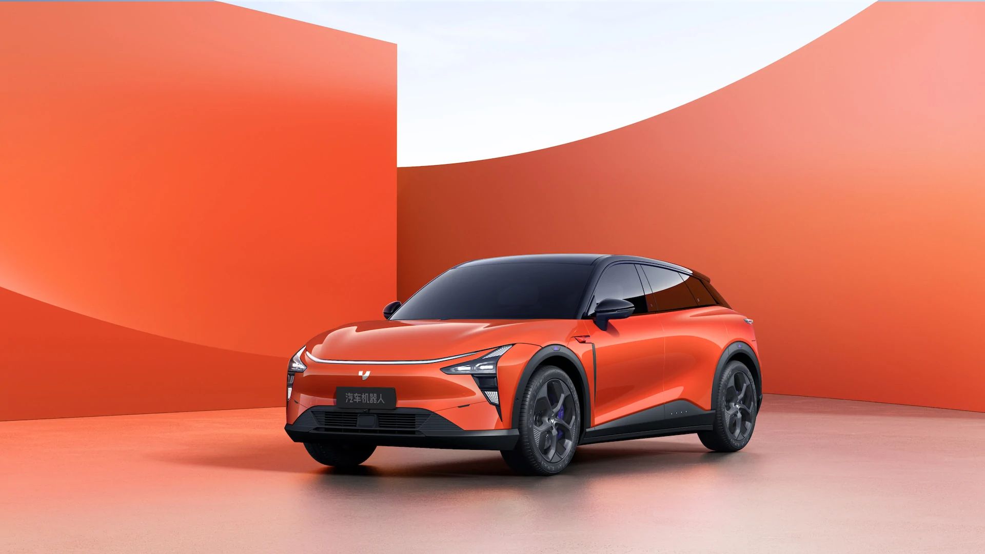 预售价25.99万元起，汽车机器人极越01首批量产车下线