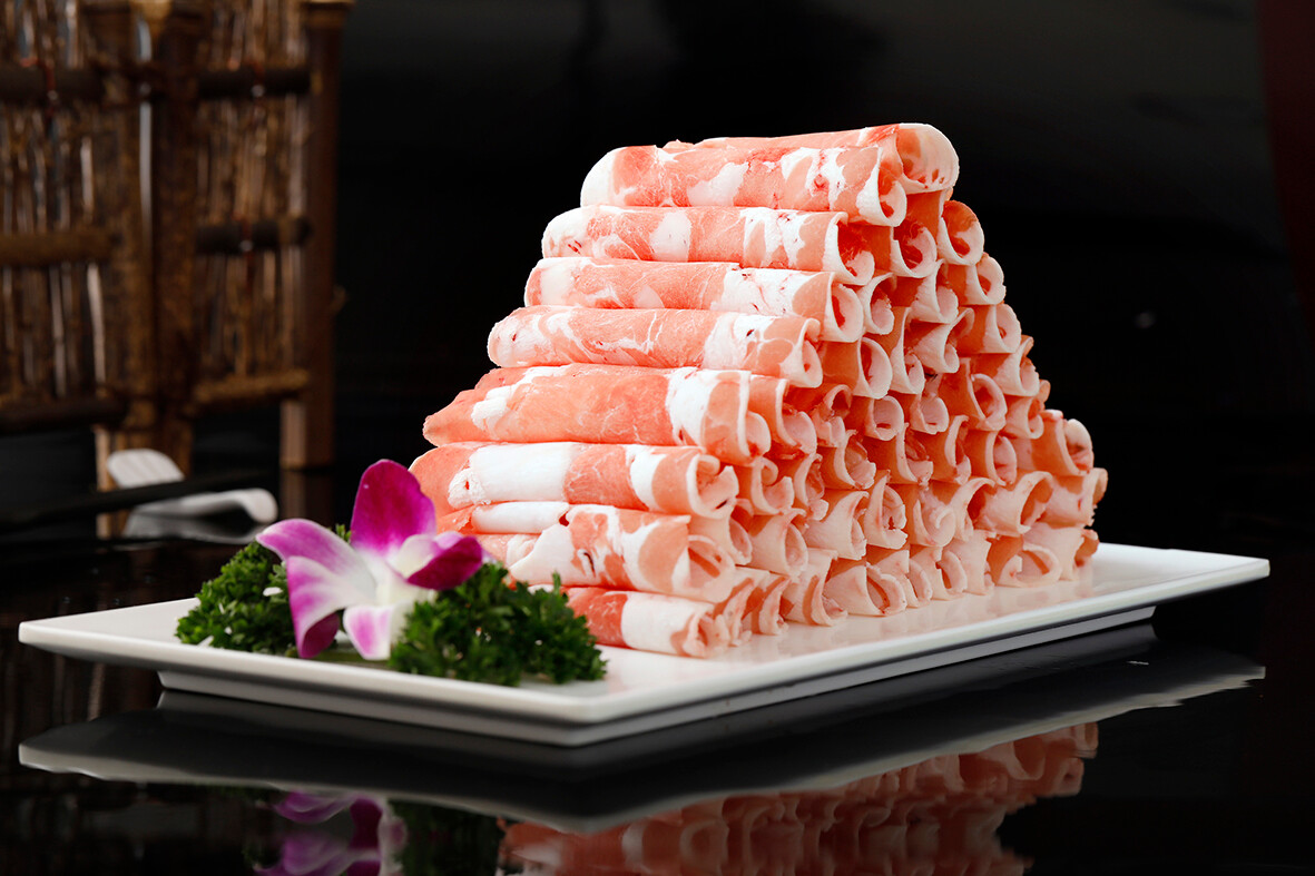 “挂羊头卖鸭肉”，多家餐饮陷售假风波：你吃到的羊肉卷，每一口都不保真