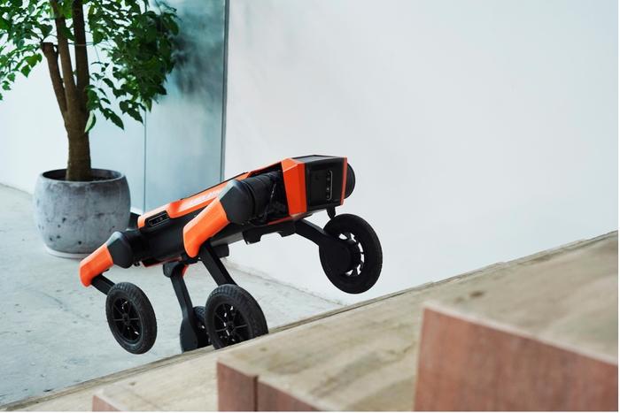 逐际动力完成近2亿元融资，打造通用足式机器人全地形移动平台