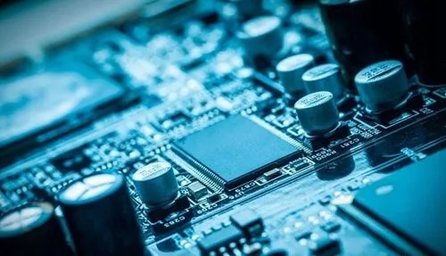 同时完成阿里云领投新一轮融资，李开复AI公司发布首款双语大模型